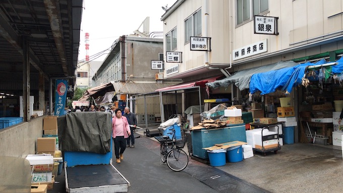 築地場内入り口からの通り